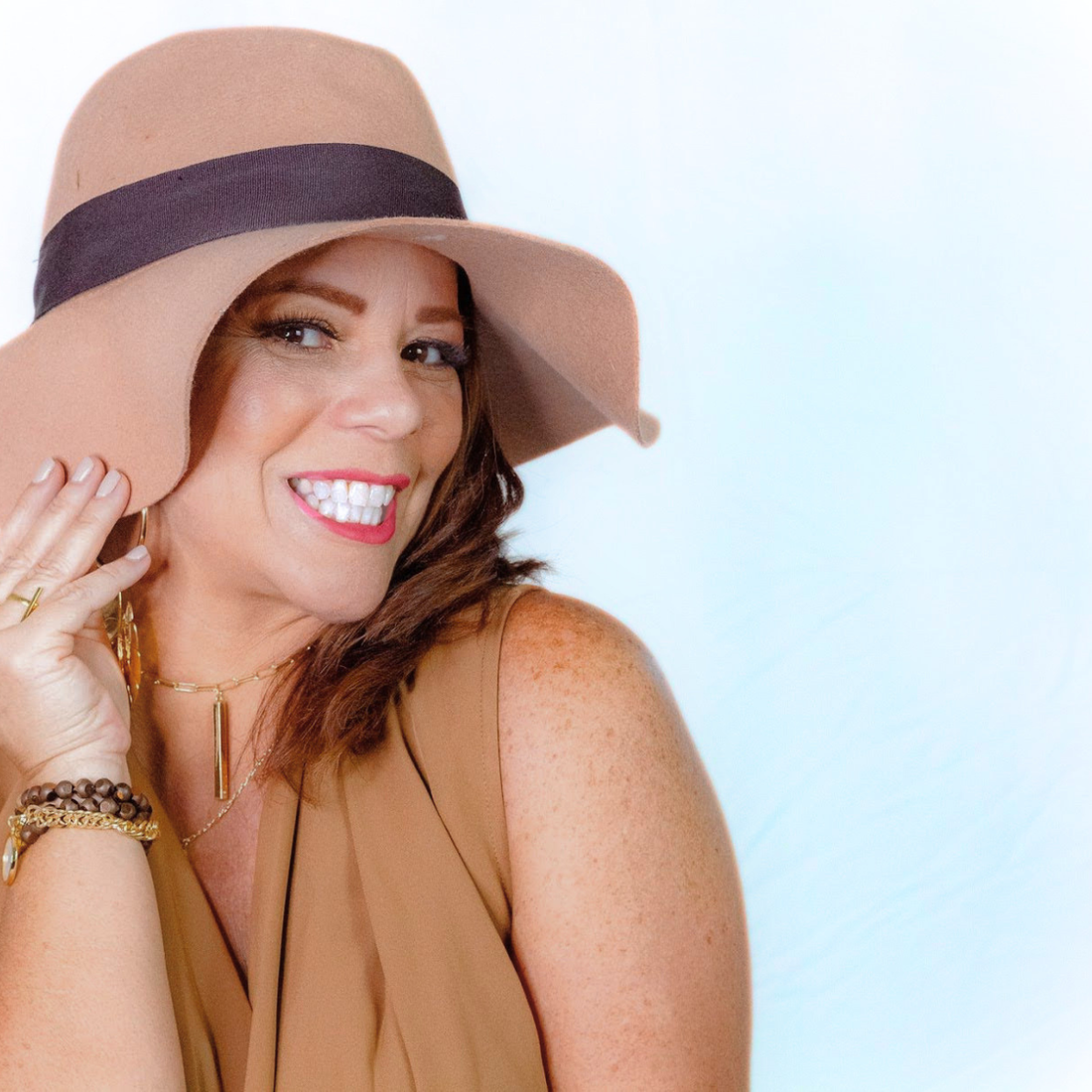 Venezuelan jewelry designer Julie Saldivia sharing her entrepreneurial journey