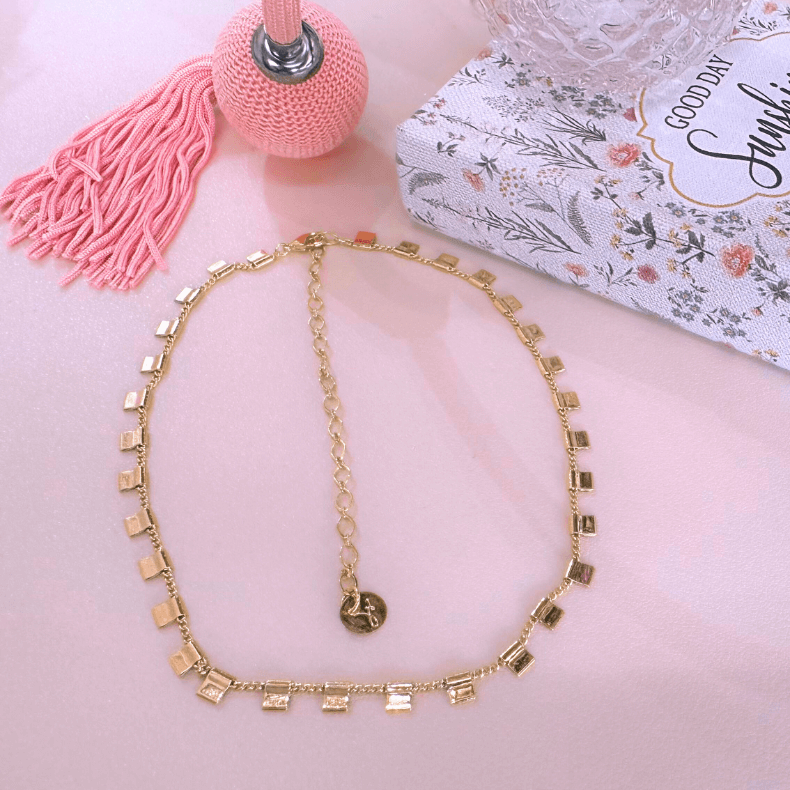 Gold square necklace 	•	Charm necklace 	•	Elegant jewelry 	•	Women’s fashion accessories 	•	Gold chain necklace 	•	Square charm jewelry 	•	Trendy necklace 	•	Chic accessories 	•	Gold jewelry