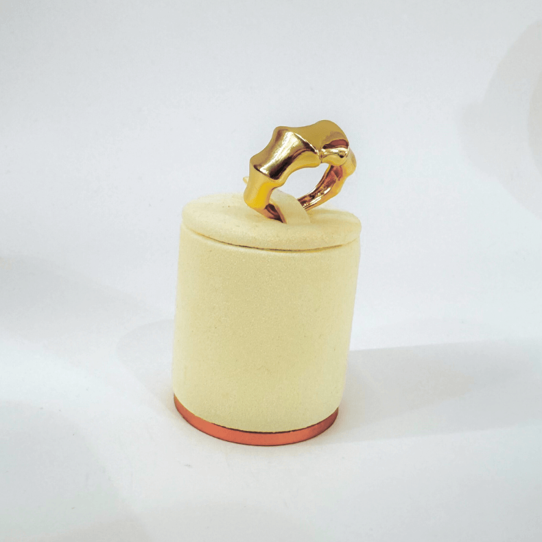 "Adjustable 18K gold bamboo-style ring with unique design"
"18K gold ring with bamboo-inspired design, adjustable and elegant"
"Nature-inspired adjustable gold ring, bamboo-style in 18K gold"
"Unique bamboo design 18K gold ring, perfect for any occasion"