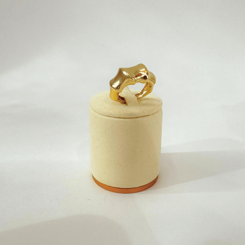 "Adjustable 18K gold bamboo-style ring with unique design"
"18K gold ring with bamboo-inspired design, adjustable and elegant"
"Nature-inspired adjustable gold ring, bamboo-style in 18K gold"
"Unique bamboo design 18K gold ring, perfect for any occasion"