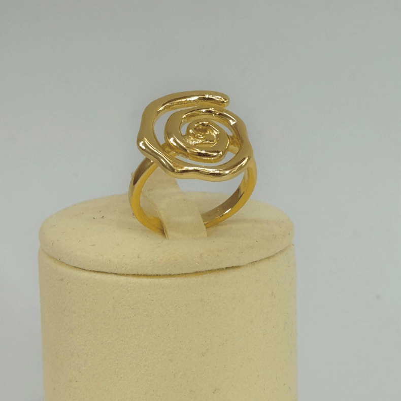 Adjustable 18K gold ring with elegant spiral design"
"18K gold spiral ring, adjustable and modern"
"Contemporary gold ring with spiral design, adjustable to any size"
"18K gold spiral design ring, perfect for all occasions"